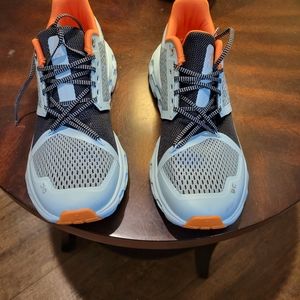 Tennis shoes